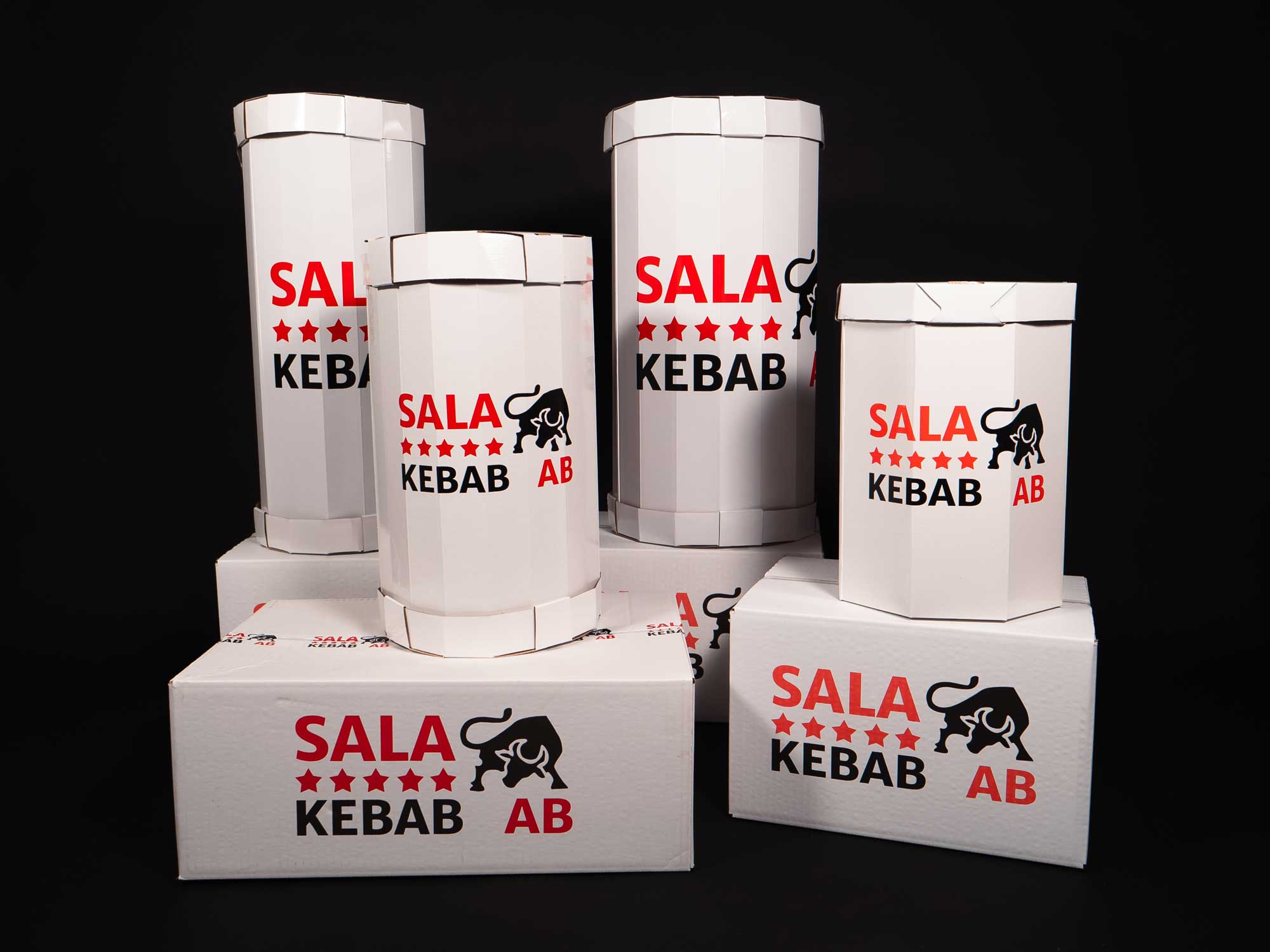 Kartonger med Sala kebabs logga på